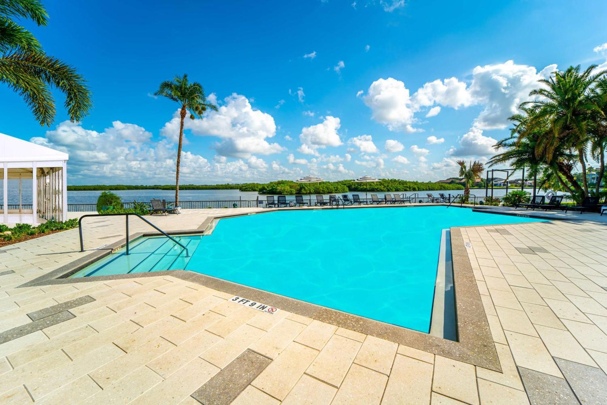 Hotel Doubletree By Hilton Tampa Rocky Point Waterfront Esterno foto