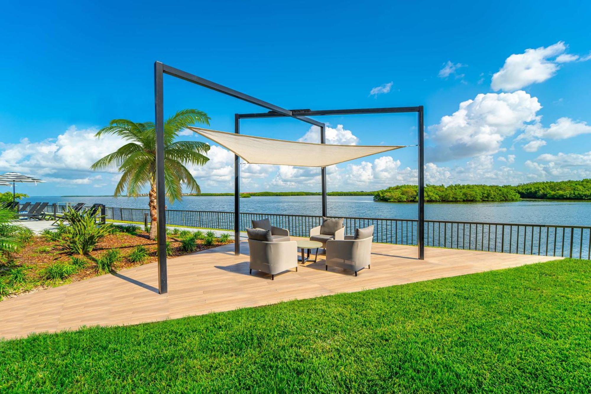 Hotel Doubletree By Hilton Tampa Rocky Point Waterfront Esterno foto